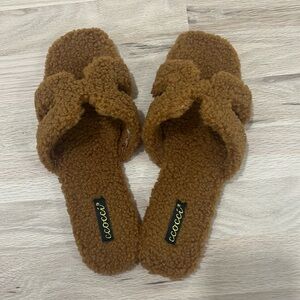 H inspired sherpa teddy slide brown sandals 8.5 COCCI